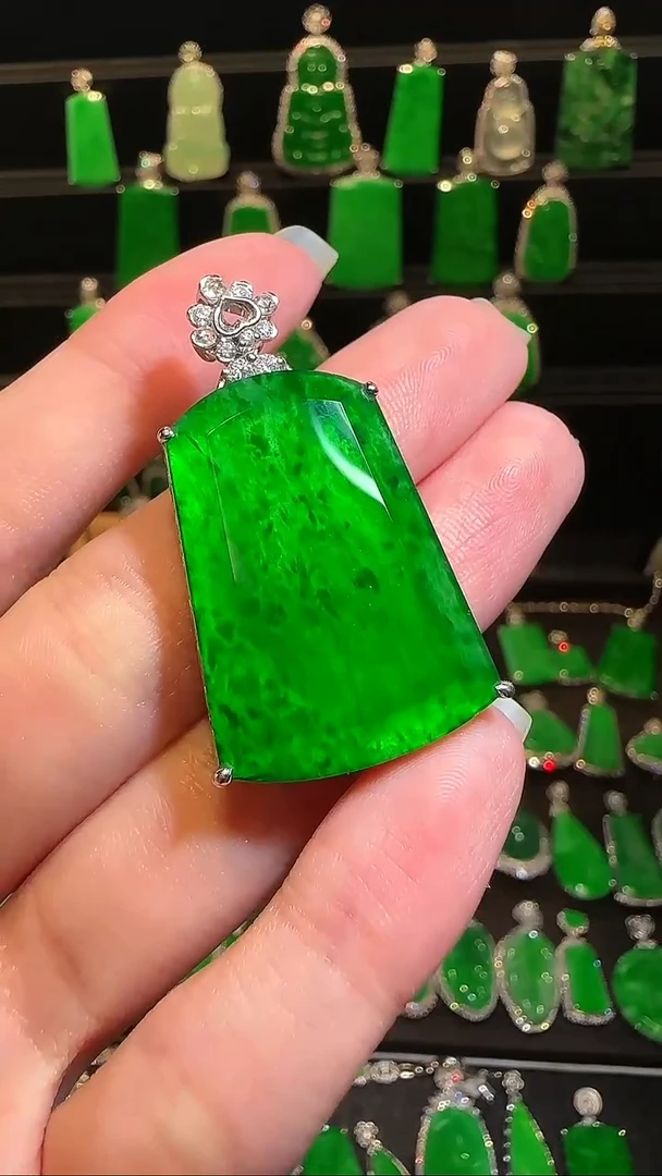 翡翠18K金镶嵌颈饰吊坠