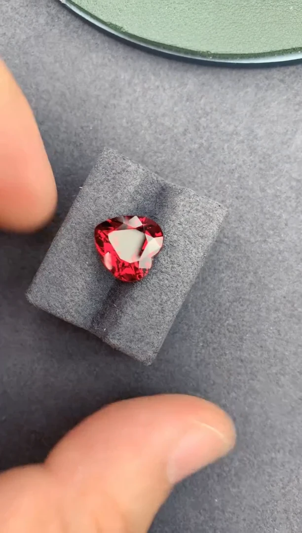 未镶嵌裸石石榴石6ct 镁铝榴石正红色