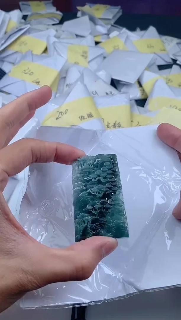 翡翠未镶嵌颈饰