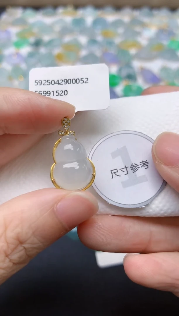 翡翠18K金镶嵌颈饰天然缅甸A货翡翠