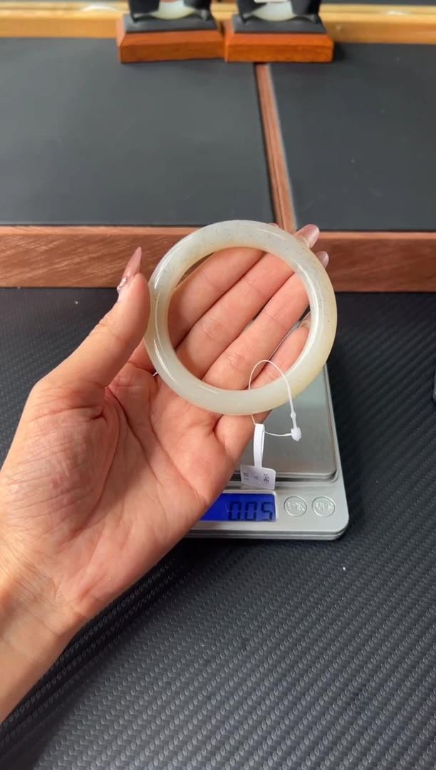 和田玉手镯未镶嵌黑山微色差57+j