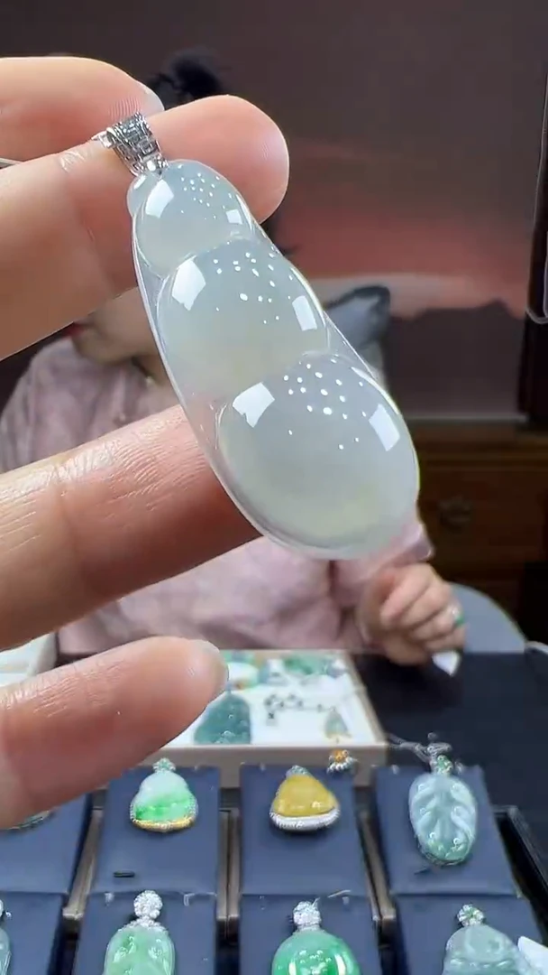 18K金镶嵌挂件翡翠豆子不含链