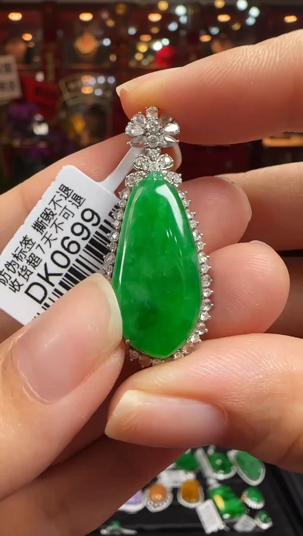 翡翠18K金镶嵌颈饰DK0699辣绿福瓜