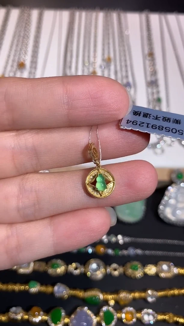 颈饰18K金镶嵌翡翠吊坠