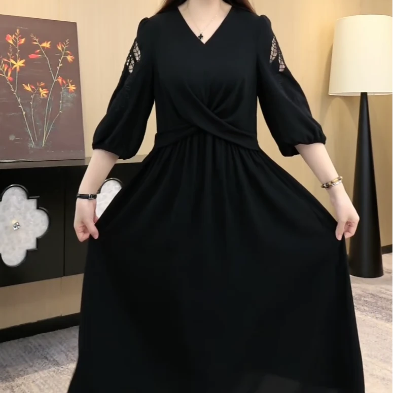 大码女装时尚气质镂空烫花袖子黑色显瘦遮肉连衣裙