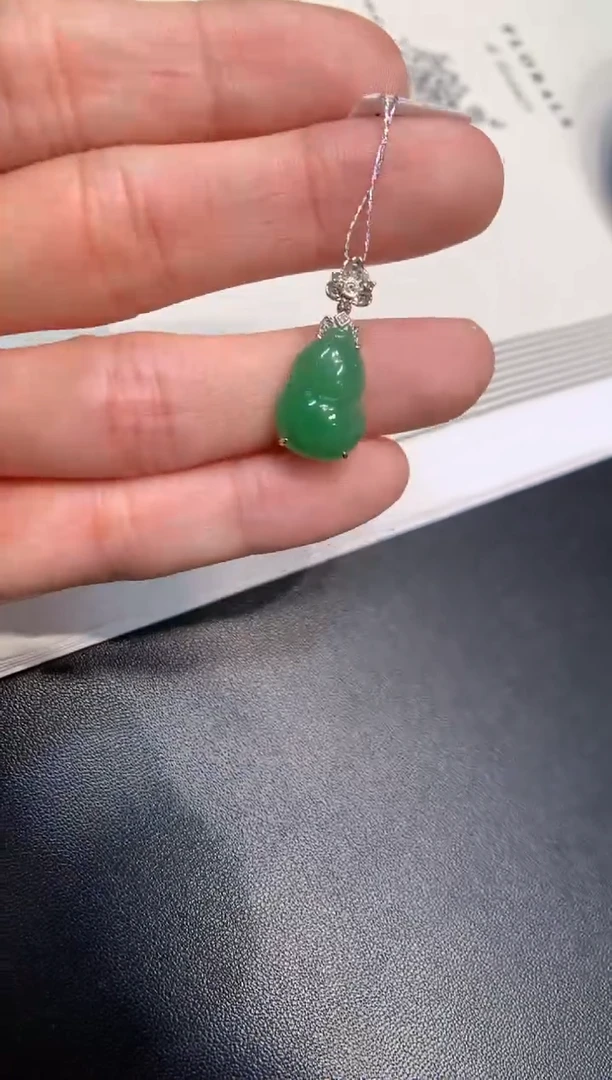 颈饰18K金镶嵌翡翠葫芦