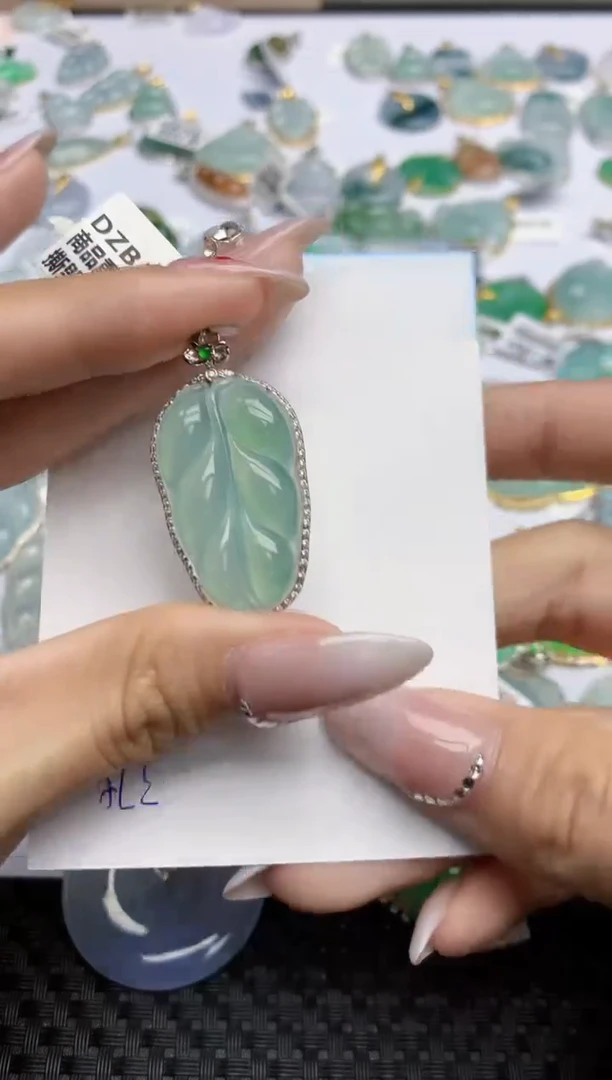 【闪购商品】翡翠颈饰18K金镶嵌天然翡翠A货