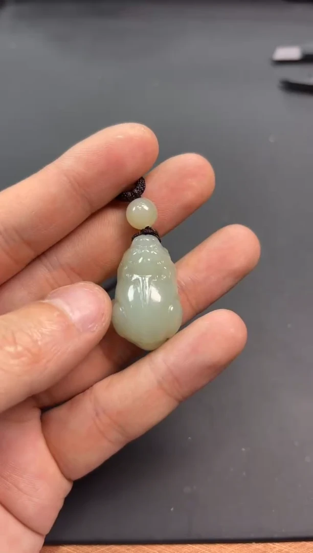 【闪购商品】和田玉吊坠(赠链)未镶嵌且末微色差近矿吊坠