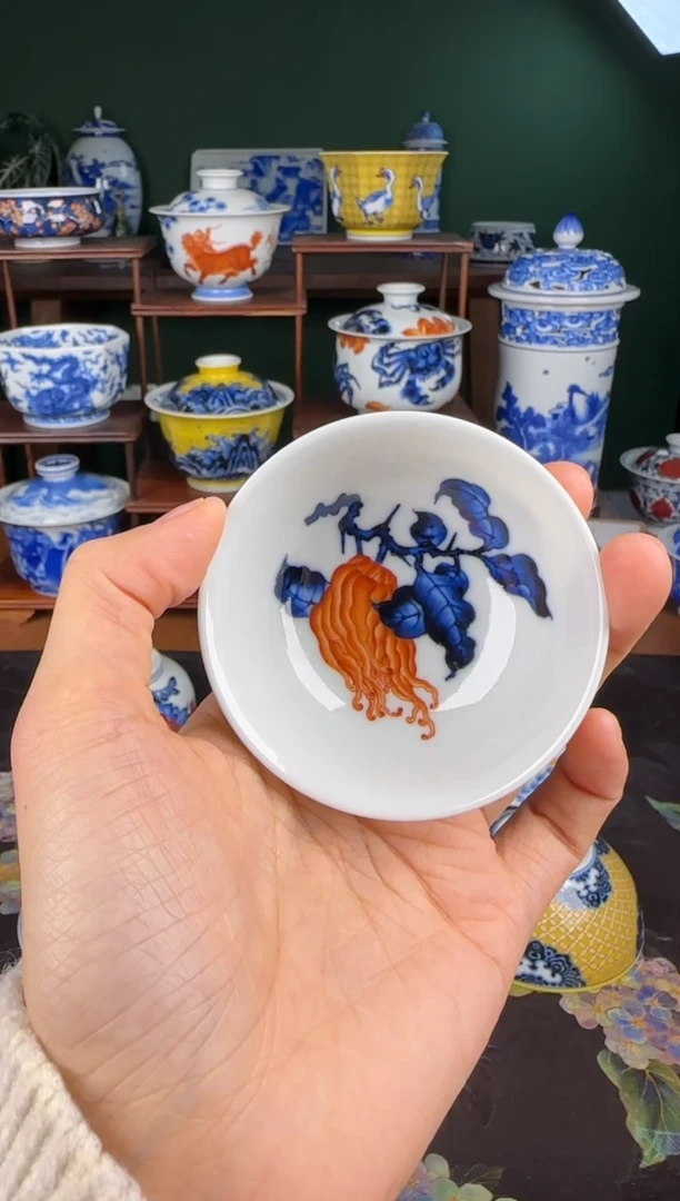 杯洪印幕明。 青花矾红佛手。 小品茗杯
