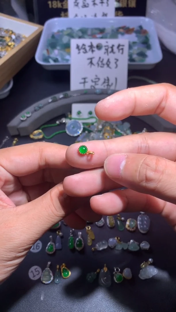 吊坠(不含链)银S925镶嵌翡翠小**?1