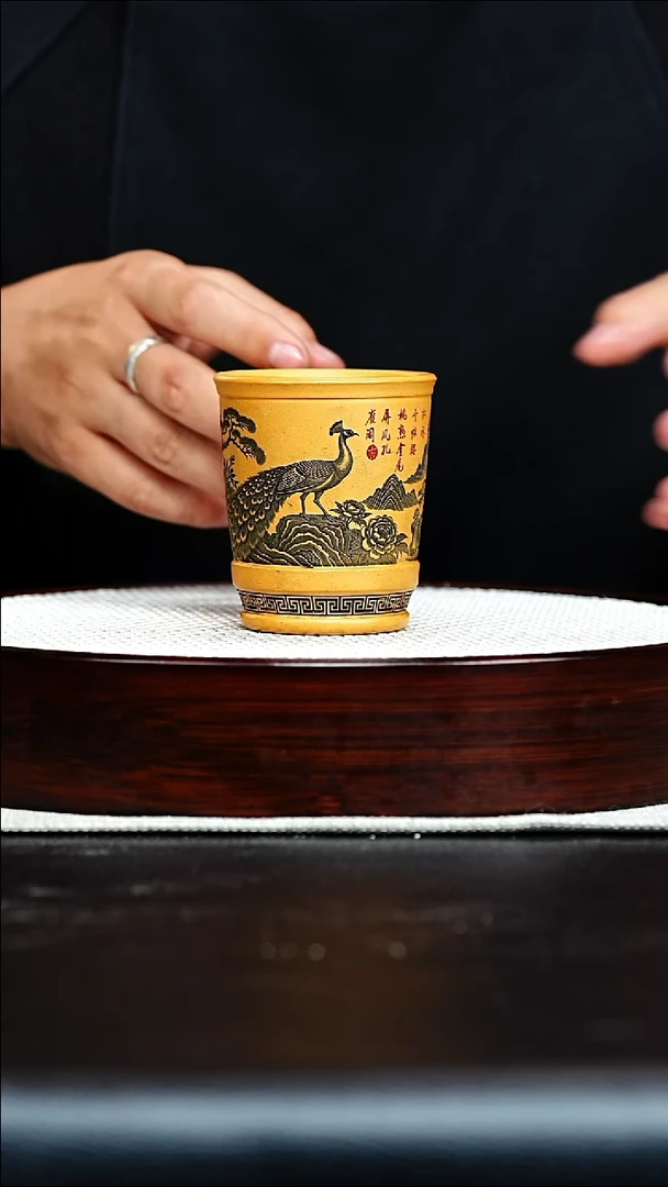 茶杯紫砂宜兴紫砂 主人杯 黄金段泥刻绘孔雀1