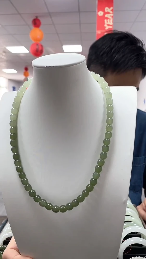 和田玉未镶嵌颈饰高品湖水渐变卡8桶珠项链一条