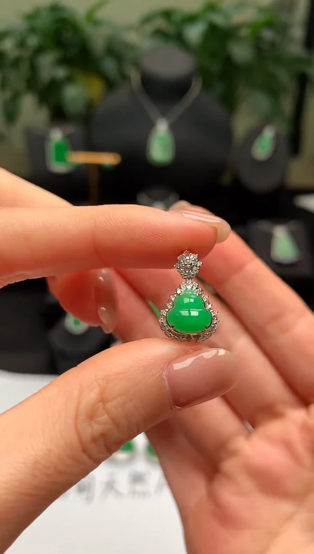 颈饰18K金镶嵌翡翠葫芦