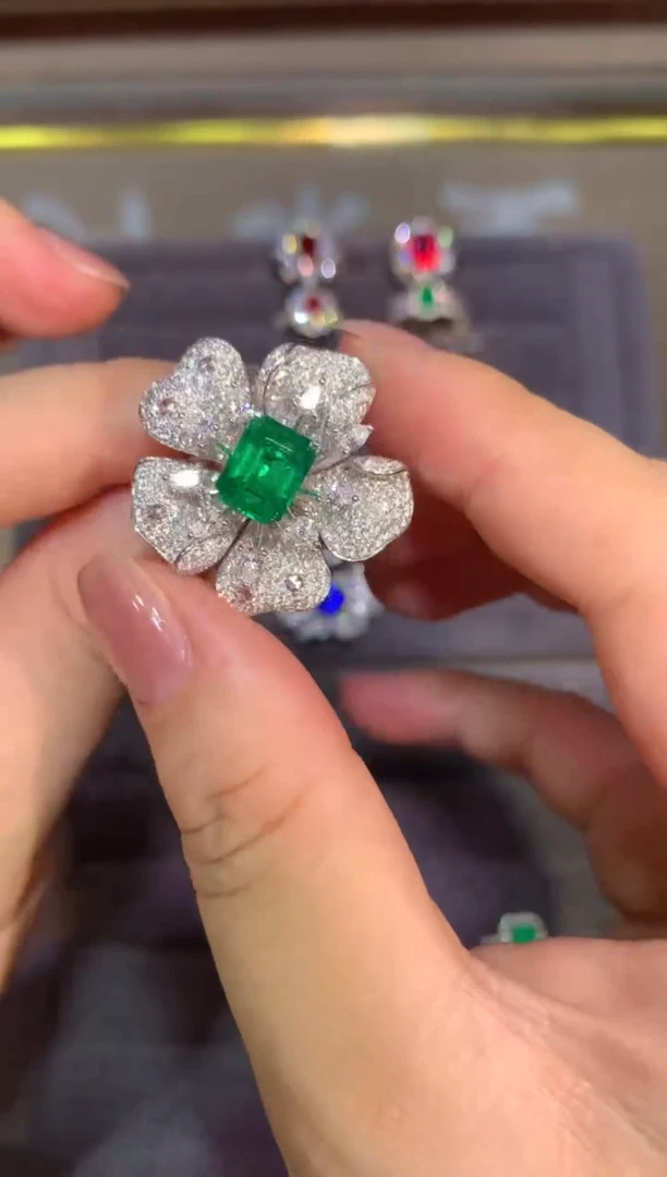 18K金镶嵌戒指祖母绿2.82CT