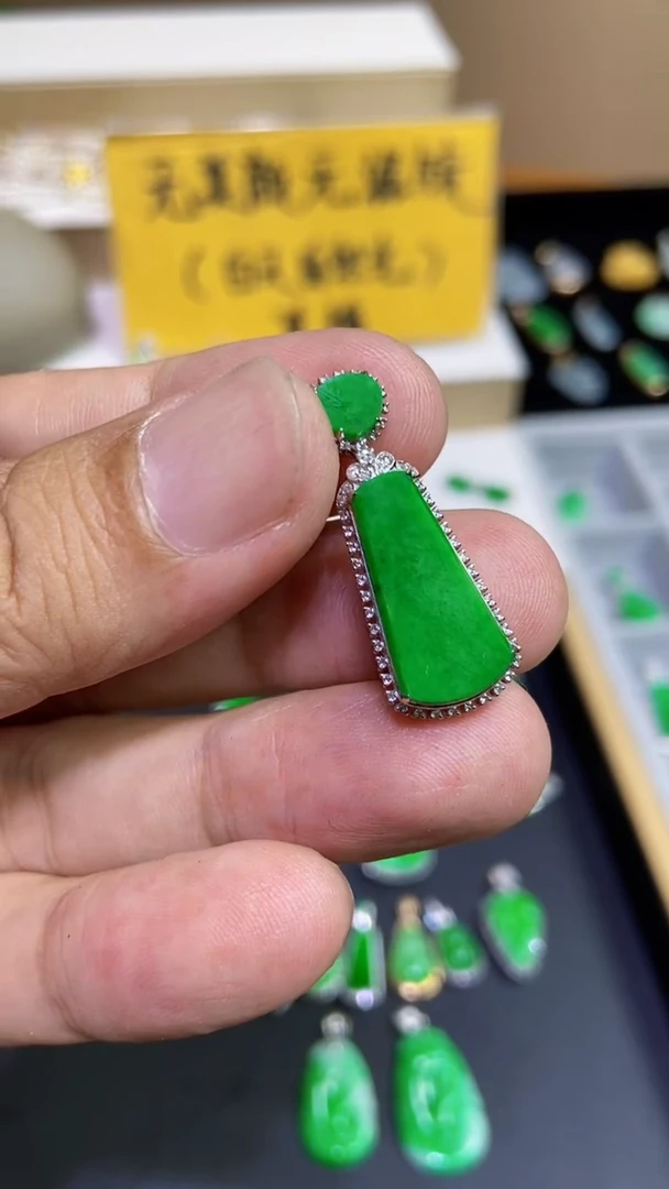 翡翠铂Pt900镶嵌颈饰辣绿无事牌