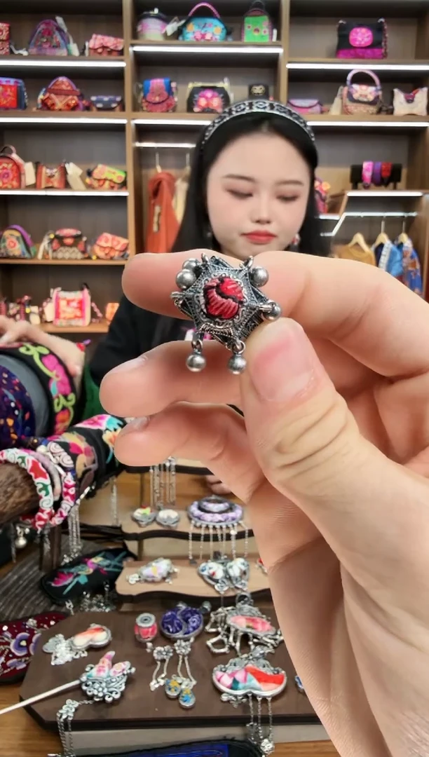 【闪购商品】织绣174蒙阿苏苗绣传承