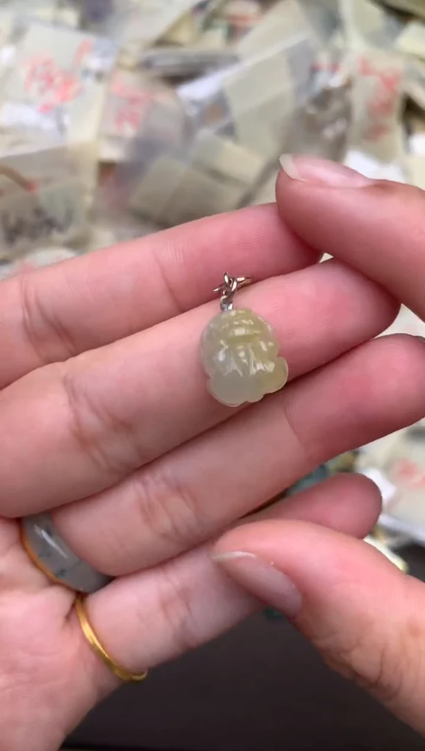 翡翠挂件未镶嵌  —