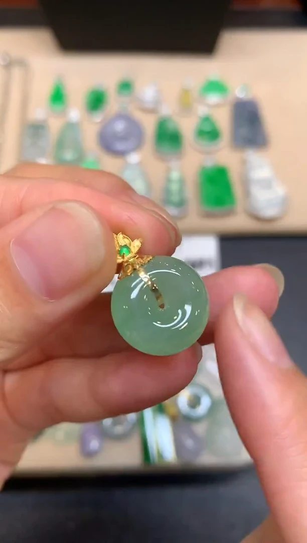 颈饰18K金镶嵌翡翠平安扣【无服务费