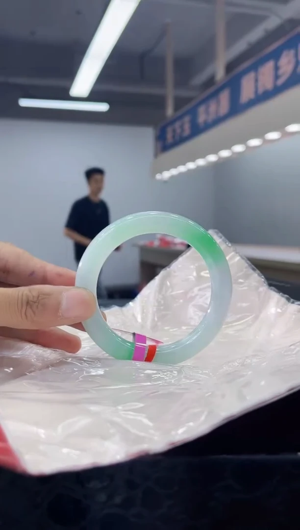 未镶嵌手镯翡翠手镯1