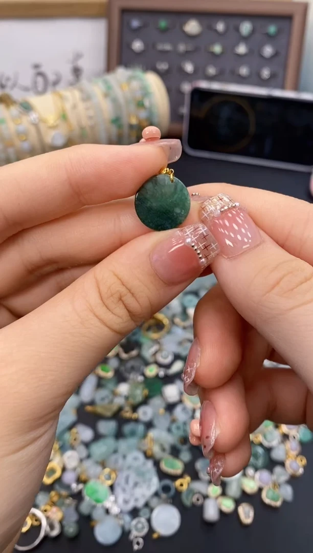 翡翠未镶嵌颈饰哥哥