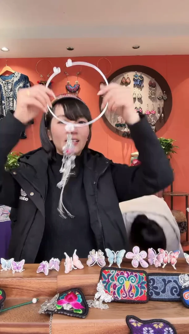 织绣小*子手工苗绣刺绣首饰70