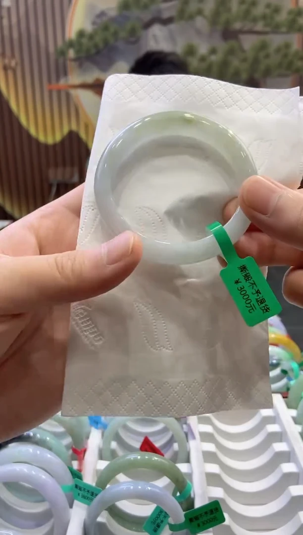 翡翠手镯未镶嵌多人03068