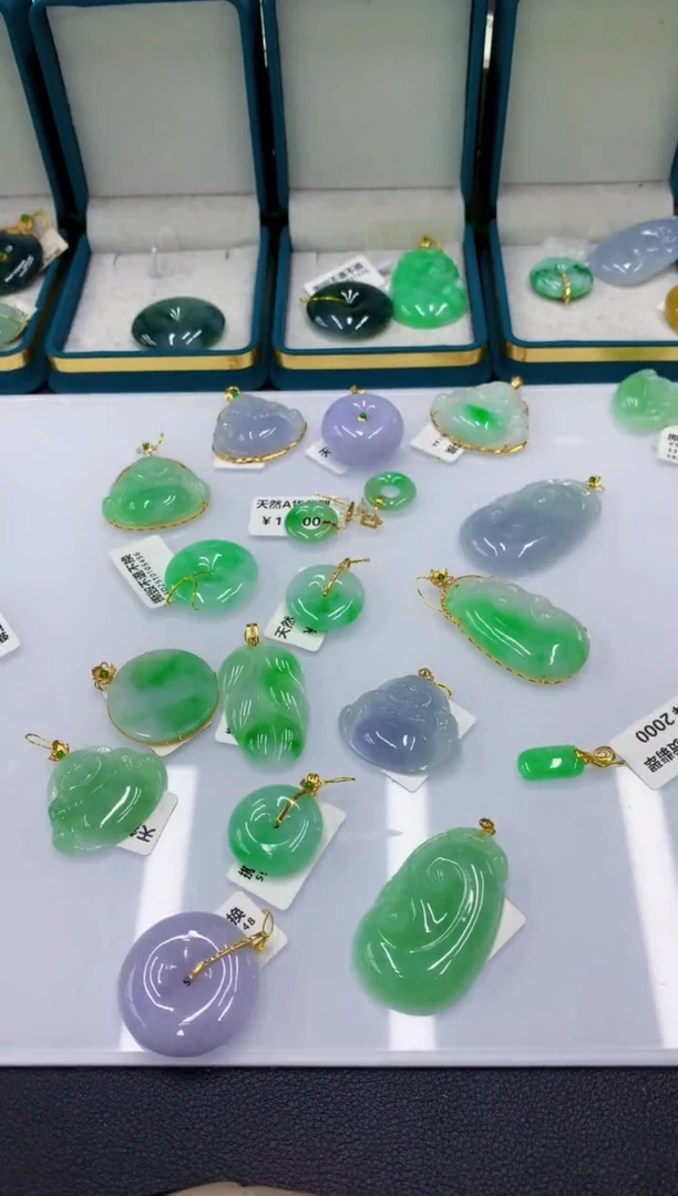 颈饰18K金镶嵌翡翠翡翠