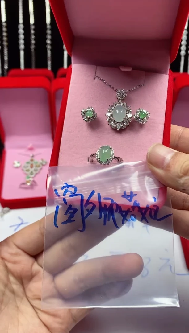 未镶嵌戒指翡翠窗****娘翡翠吊坠