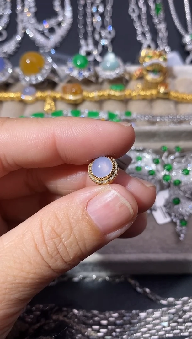 颈饰18K金镶嵌翡翠吊坠