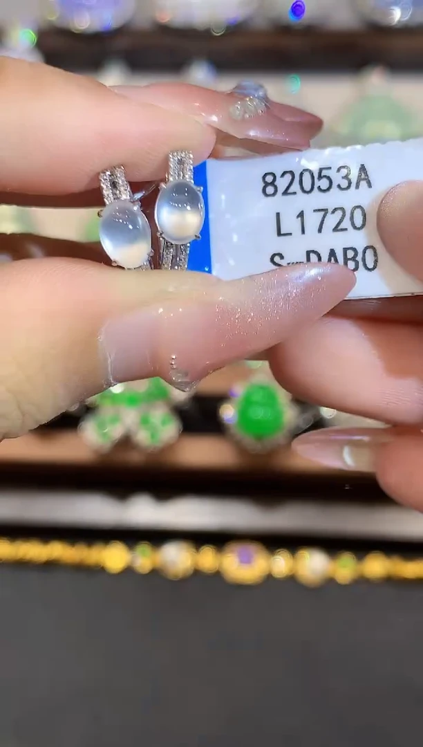 18K金镶嵌翡翠耳饰L1720多样性发其一