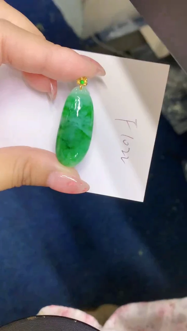 翡翠18K金镶嵌颈饰缅甸天然翡翠A货