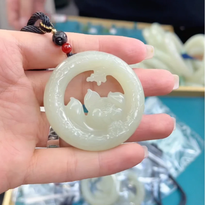 石惑珠宝~和田玉吊坠~多样性发一