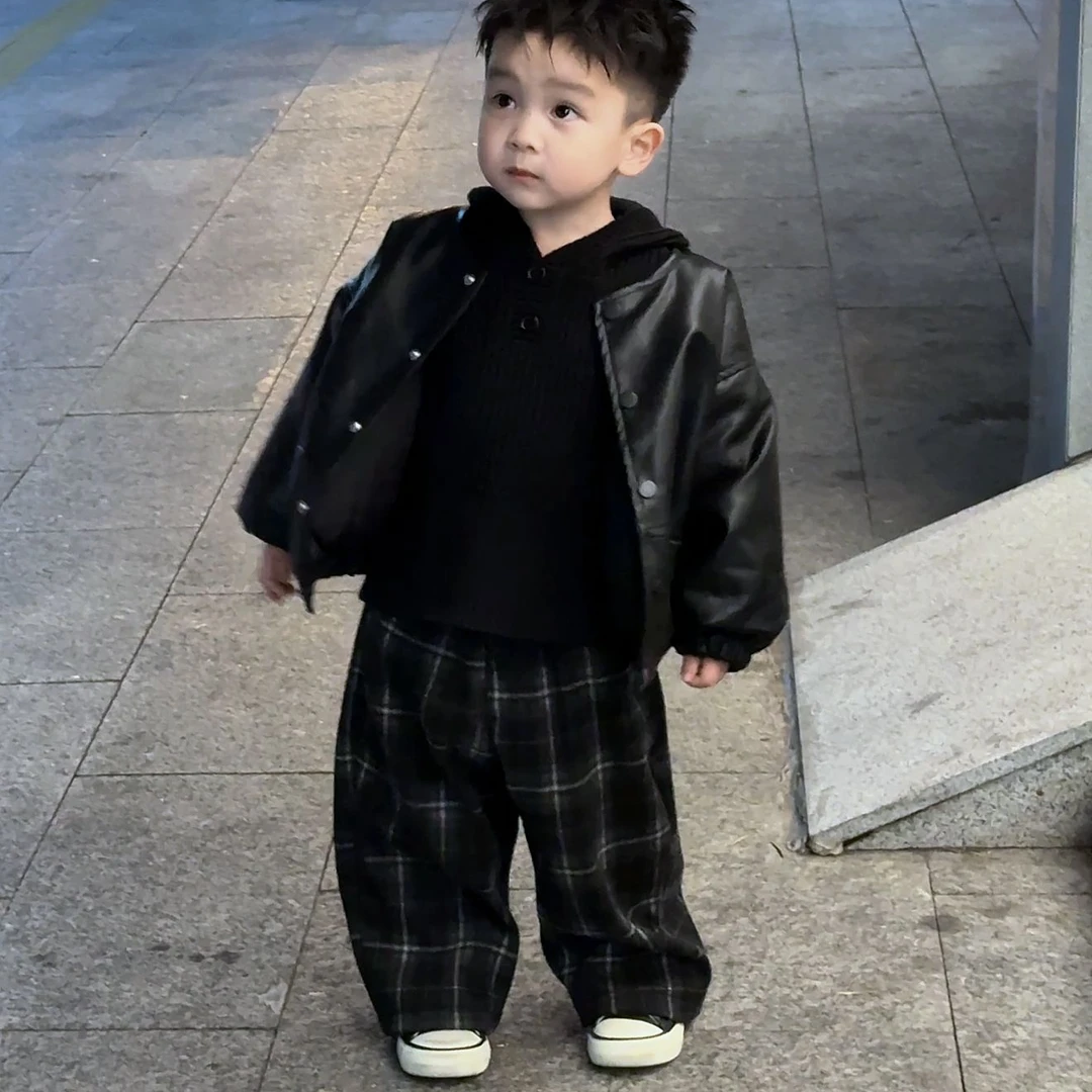 儿童套装秋款韩版男女童帅气加绒加厚皮马甲连帽毛衣格子裤三件套