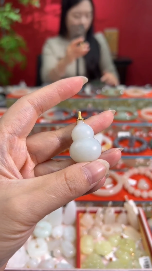 颈饰18K金镶嵌和田玉石***儿白玉立体直切葫芦