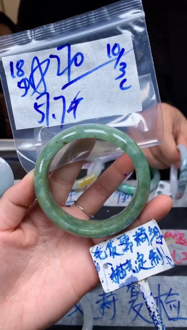 【闪购商品】定制翡翠未镶嵌18毛货需精细抛光手镯多样性拍一发一