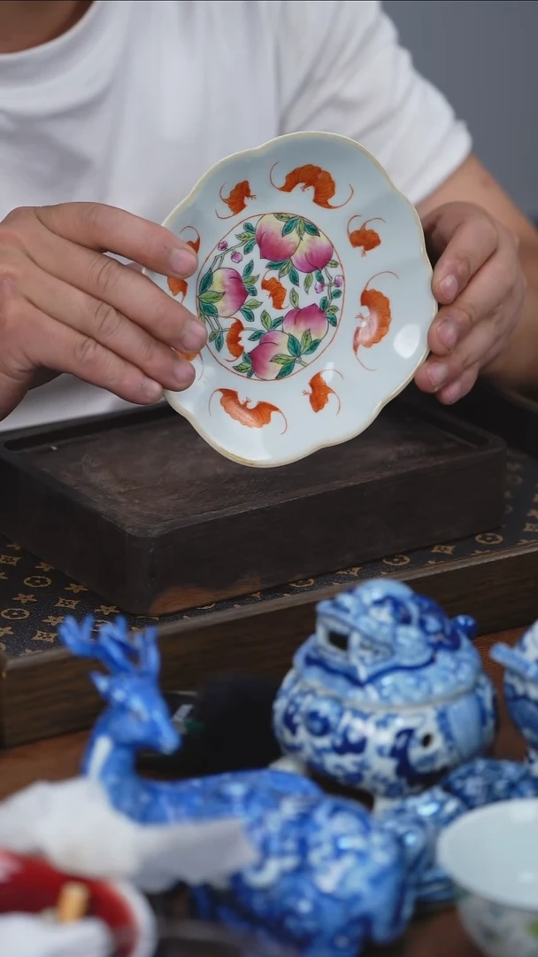 粉彩桃子高脚果盘