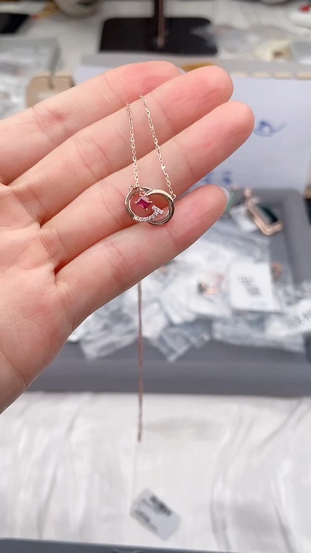 18K金镶嵌颈饰红宝石九**着高货