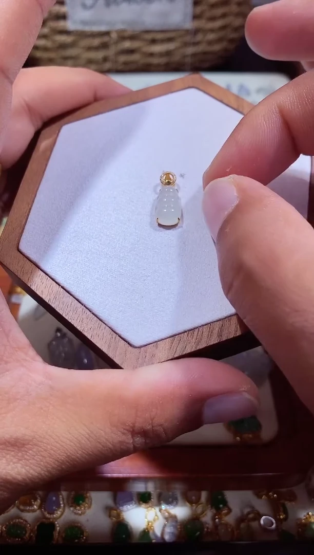 颈饰18K金镶嵌翡翠111111