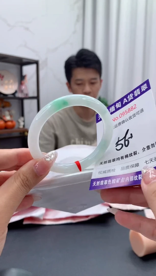 未镶嵌手镯翡翠有纹，完美者勿拍