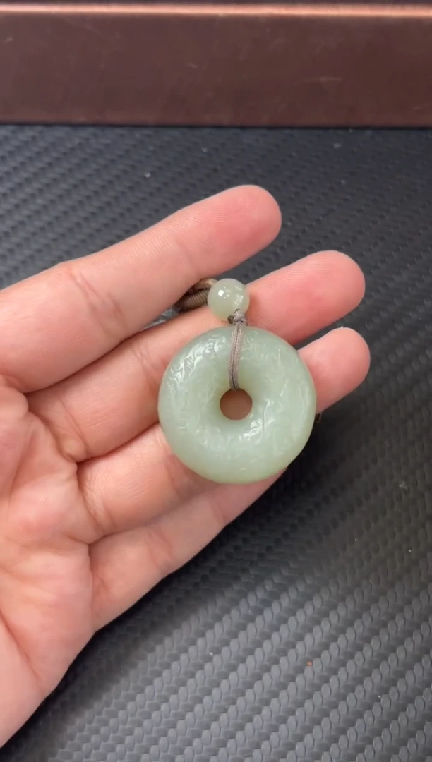 吊坠(赠链)未镶嵌和田玉且末微色差近矿 Mk