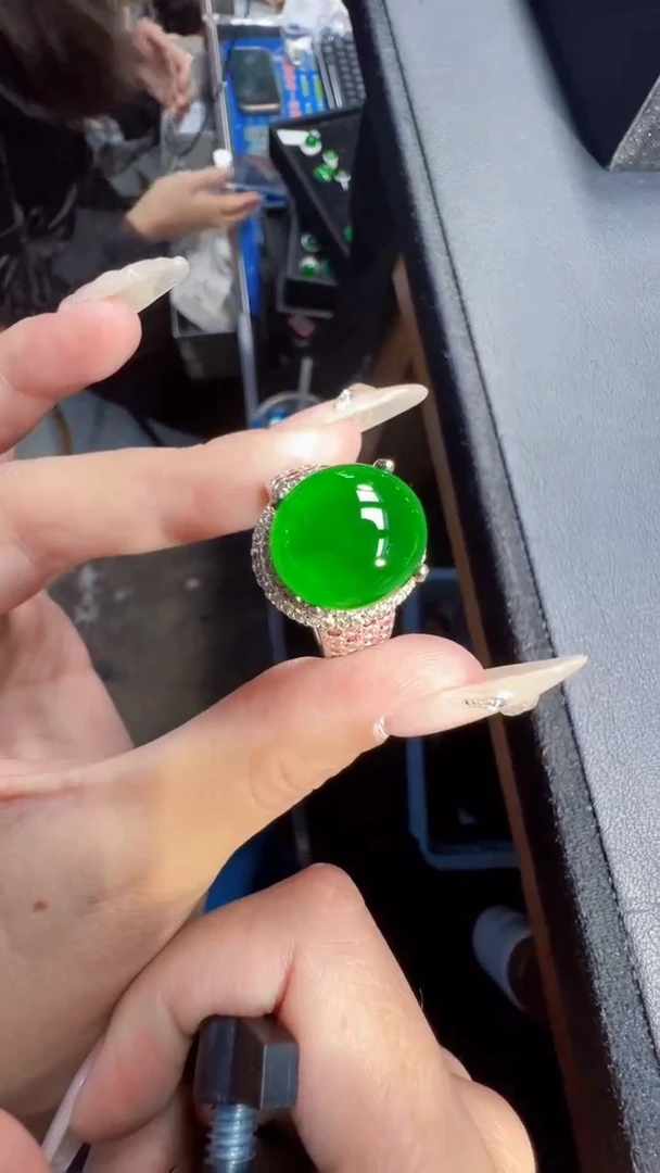 未镶嵌定制翡翠翡翠A货有轻微色差属于正常现象，蛋面多样性发货1