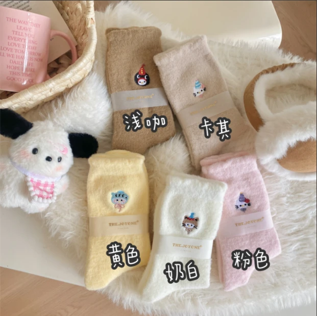 澳绒袜子女秋冬可爱中筒加厚加绒保暖亲肤软糯刺绣毛绒长袜地板袜