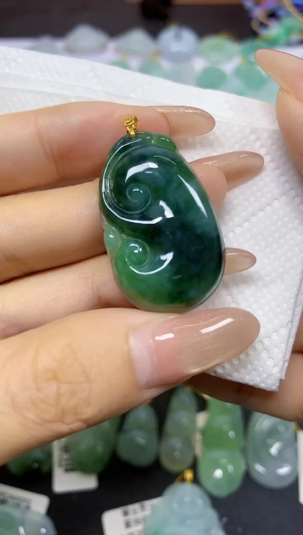 颈饰18K金镶嵌翡翠余***己天然翡翠A货