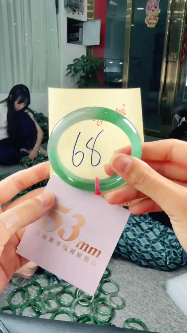 未镶嵌手镯石英质玉（非洲翠）有天然性（洒金亮片/矿点/棉线）68