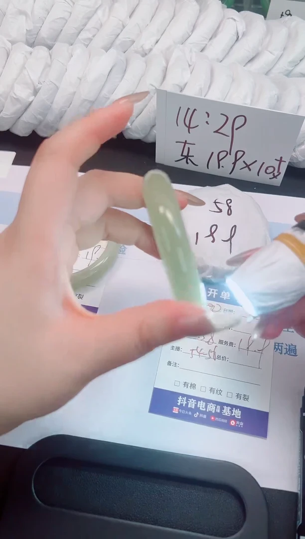未镶嵌手镯石英质玉100-55.8