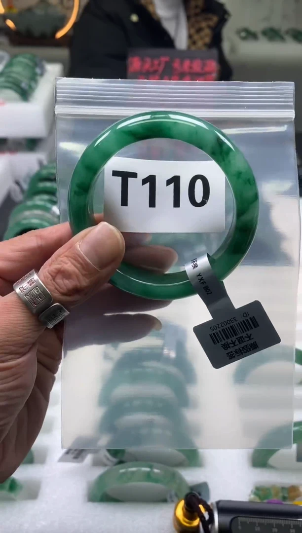 未镶嵌手镯石英质玉（非洲翠）5556圈口T110