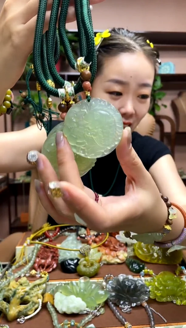 未镶嵌岫玉吊坠多样性发货发其中之一