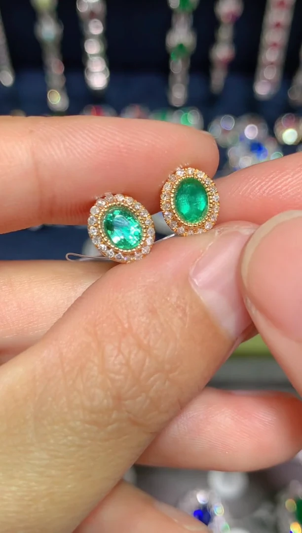 【闪购商品】祖母绿耳钉18K金镶嵌1.0CT