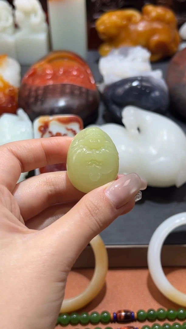 未镶嵌和田玉把件人**姐和田玉