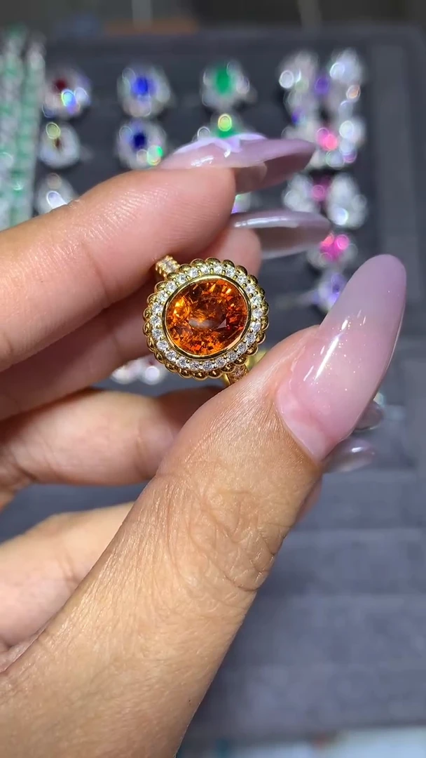 18K金镶嵌戒指石榴石（芬达石）3.0CT